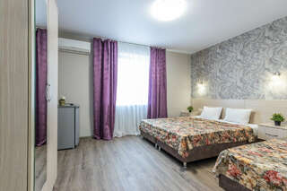 Гостиница Золотой Берег Архипо-Осиповка Трёхместный с удобствами на этаже-2