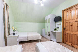 Гостиница Золотой Берег Архипо-Осиповка Четырёхместный с удобствами на этаже (мансарда)-3