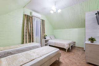 Гостиница Золотой Берег Архипо-Осиповка Четырёхместный с удобствами на этаже (мансарда)-2