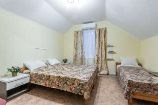 Гостиница Золотой Берег Архипо-Осиповка Трехместный с удобствами на этаже (мансарда)-1