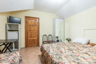 Гостиница Золотой Берег Архипо-Осиповка Трехместный с удобствами на этаже (мансарда)-4