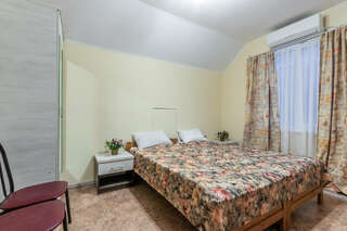 Гостиница Золотой Берег Архипо-Осиповка Трехместный с удобствами на этаже (мансарда)-2